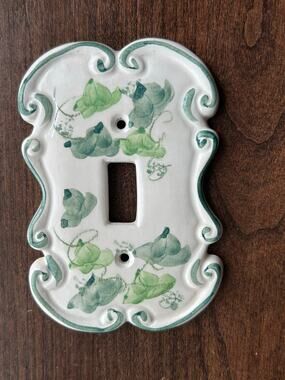 Vintage hand-painted porcelain single light switch cover plate w/ green ivy